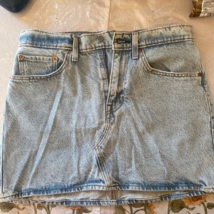 Levi’s women denim skirt size 30